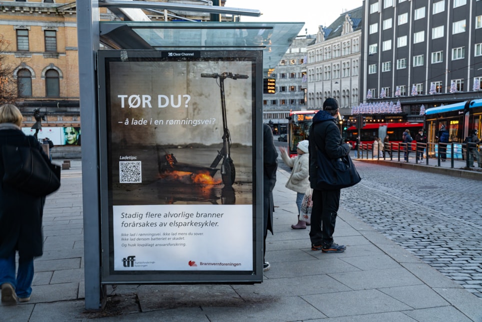 Bilde av kampanjeplakat i bybildet. Foto.