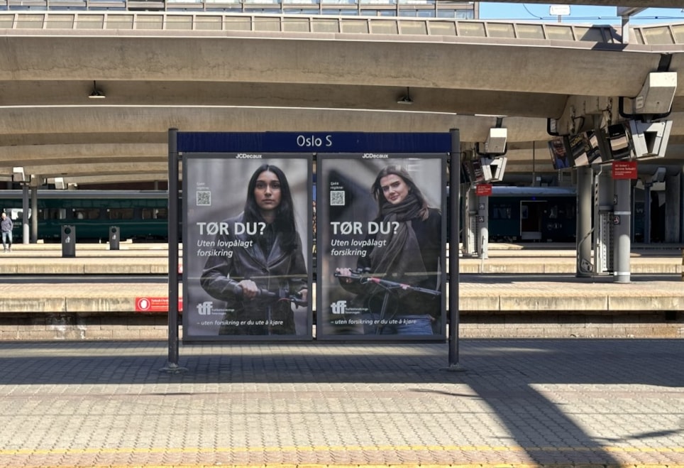 Reklameboards på perrongen på Oslo S. Foto.